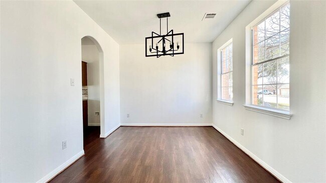Building Photo - 1102 Middle Brook Dr