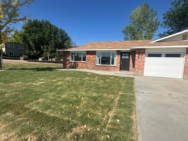 Building Photo - Style and Class....2 Bedroom, 1 bath , 1 C...
