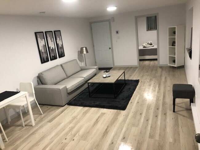 Building Photo - 5142 Av Papineau