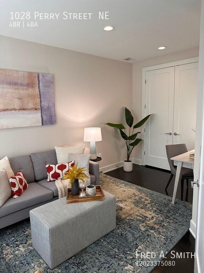 Building Photo - Beautiful Townhome in Brookland!!