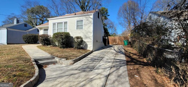 Building Photo - 1753 Fairway Hill Dr SE