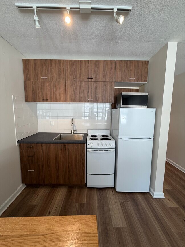 estudio 22 - 409 University Ave SE