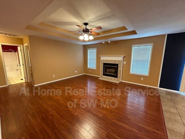 Building Photo - 216 E Robin Rd