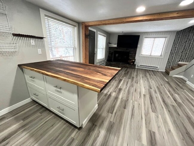 Building Photo - Long Term Rental- Creekside Condominiums #20C - UNFURNISHED