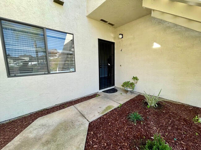 Building Photo - 2 Bedroom-2 Bathroom Single Story Condo; g...