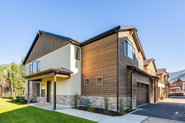 Building Photo - Luxurious Lodges Snake Creek Townhome in S...