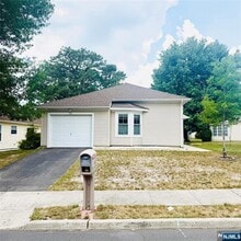 Building Photo - 107 Pine Oak Blvd