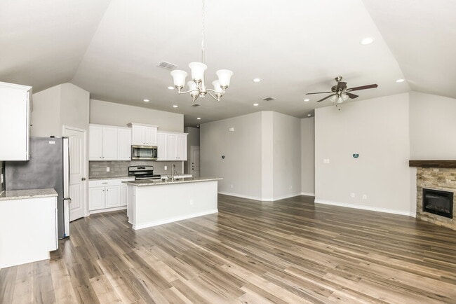 Building Photo - 917 Linden Dr