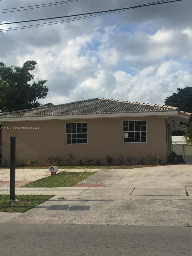 Building Photo - 8717 SW 38th St