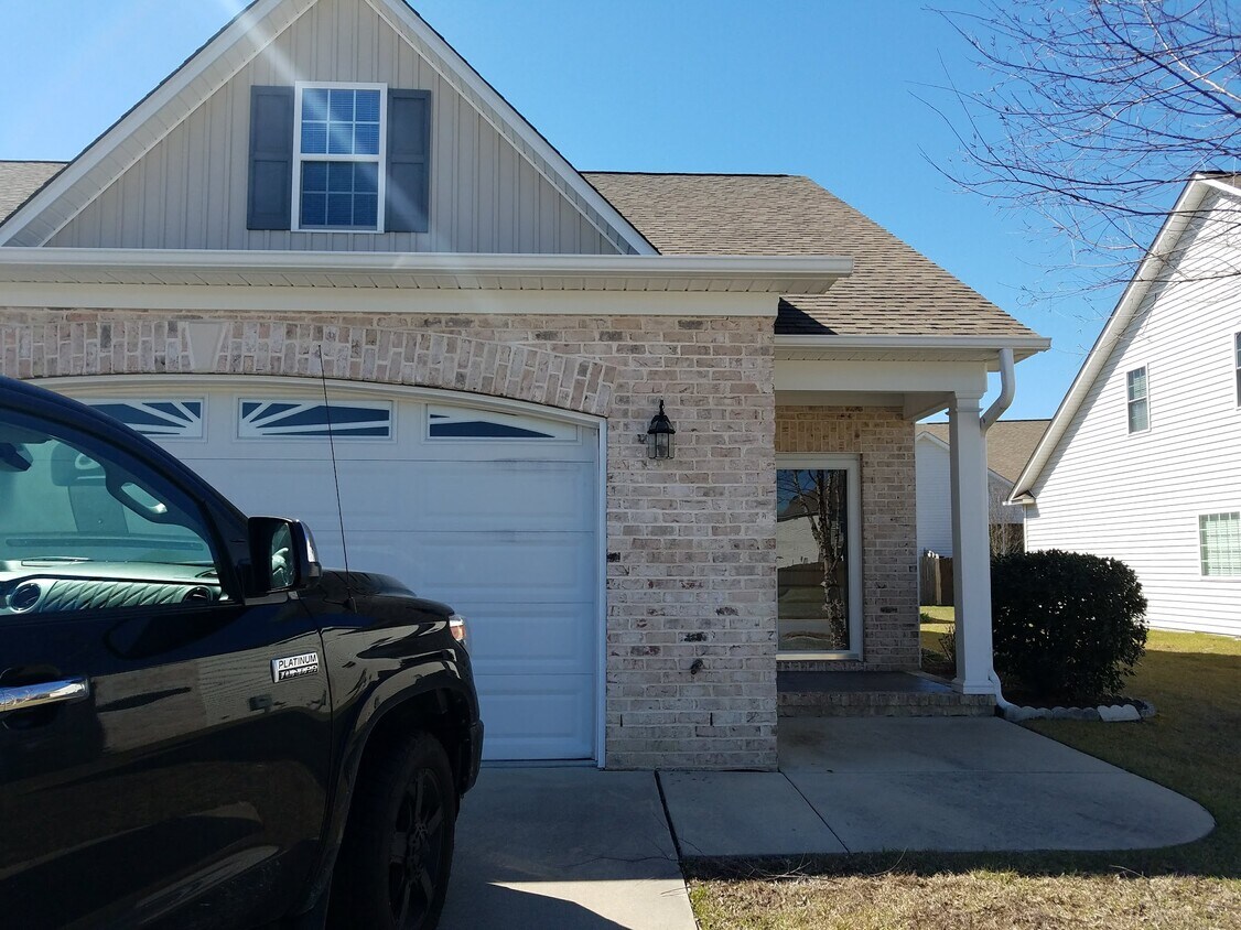 Foto principal - 2324 Dovedale Dr