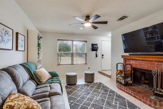Foto del edificio - Room in House on Bandera St