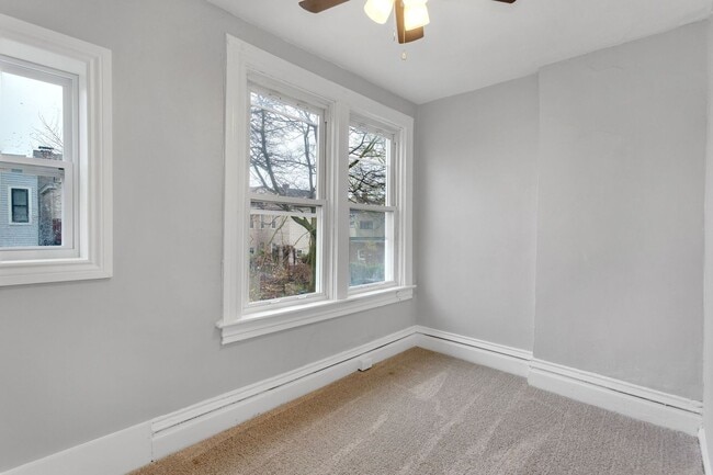 Building Photo - 5 Bed 2.5 Bath - ALL UPDATED, great south ...