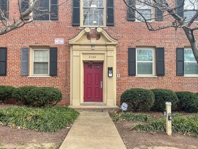 Building Photo - 2103 Suitland Terrace SE