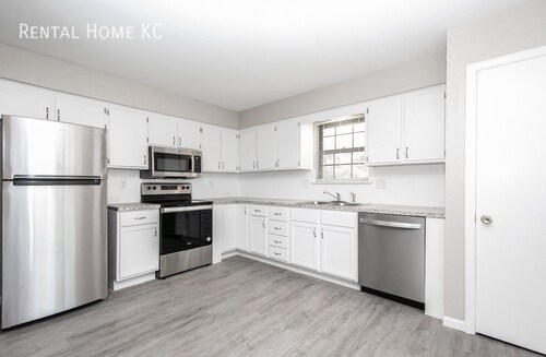 Foto del edificio - Roomy 3-bed 2-bath Duplex w/Fin Lower Leve...