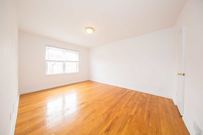 Foto del edificio - 192-10 35th Ave