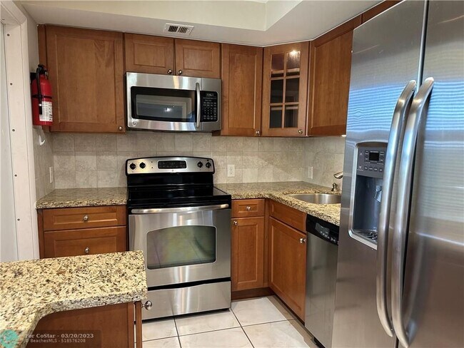 Building Photo - 2751 N Palm Aire Dr