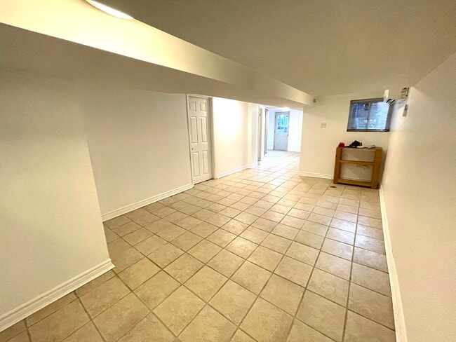 Building Photo - 413 Saint Clarens Av