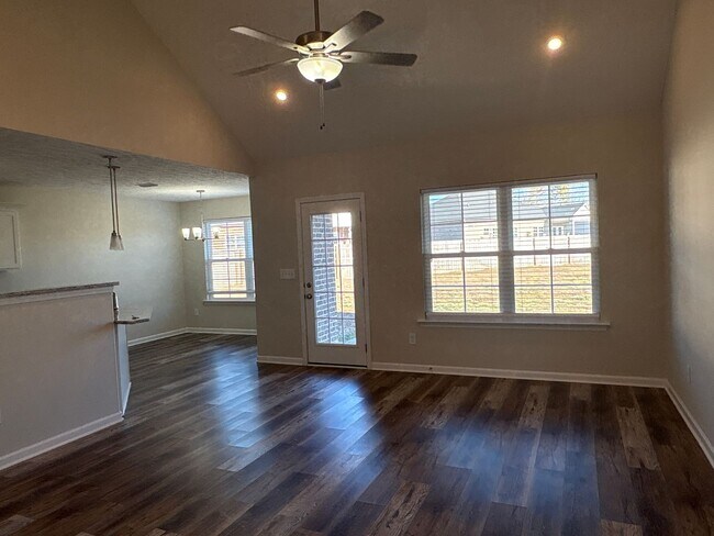 Foto del edificio - LUXURY 3 BEDROOM RANCH STYLE HOME IN SCENIC FOX RUN