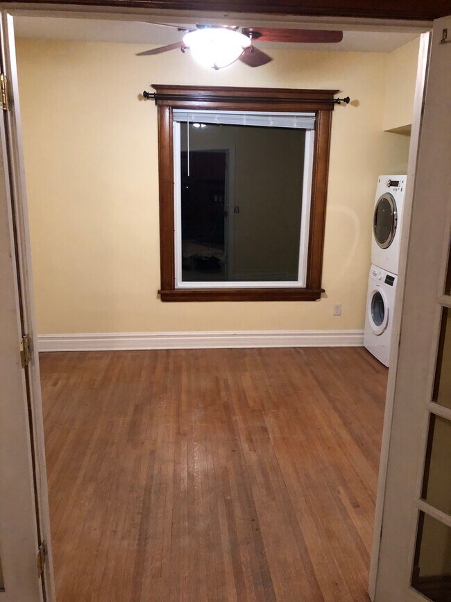 Dormitorio - 309 E 1st St