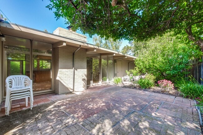 Building Photo - Mountain View Home l Spacious Open Layout Bright and Private Yard