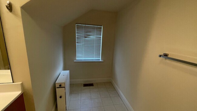 Foto del edificio - Spacious Furnished 3-Bedroom Condo – All U...