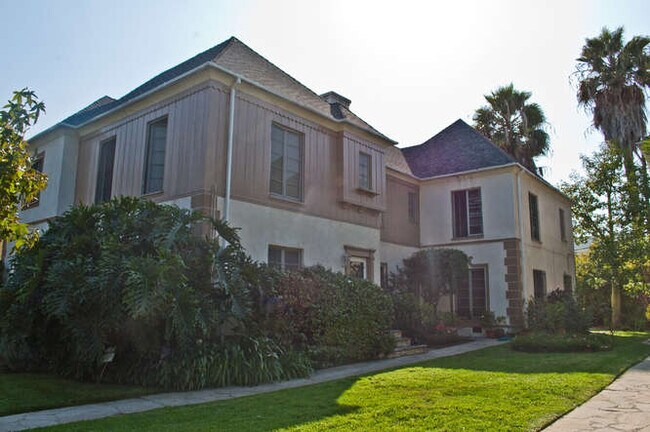 Side View - 1221 S Alfred St