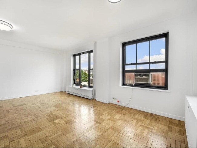 Foto del edificio - 325 Clinton Ave