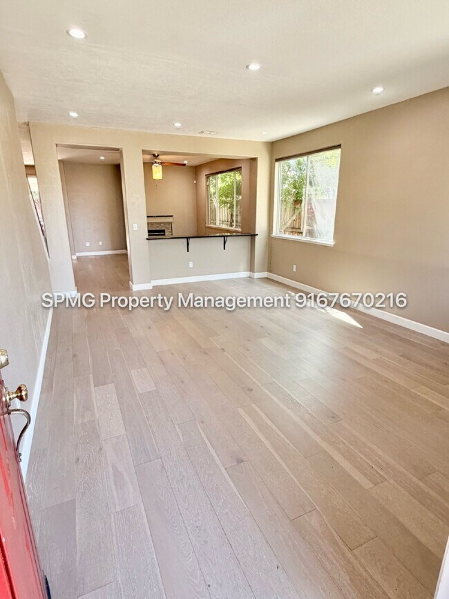 Building Photo - Beautiful 4 Bed / 3 Bath Home in Prime Roseville Location – Across from Park!