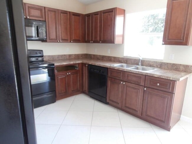 Foto del edificio - 3/2/2 for Rent (Part of the garage has been converted)