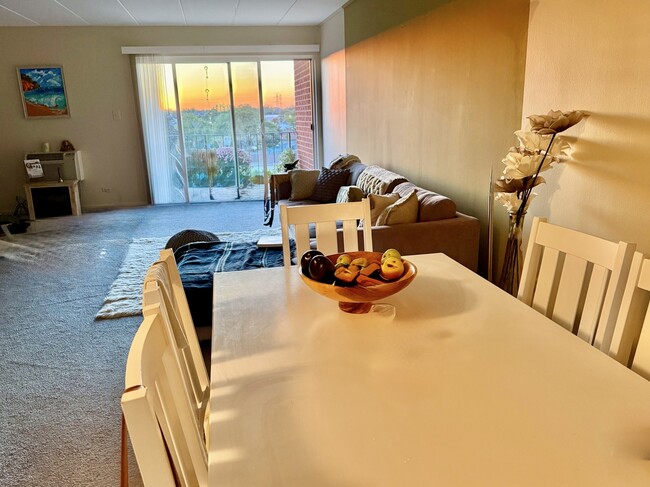 Building Photo - 16 E Old Willow Rd