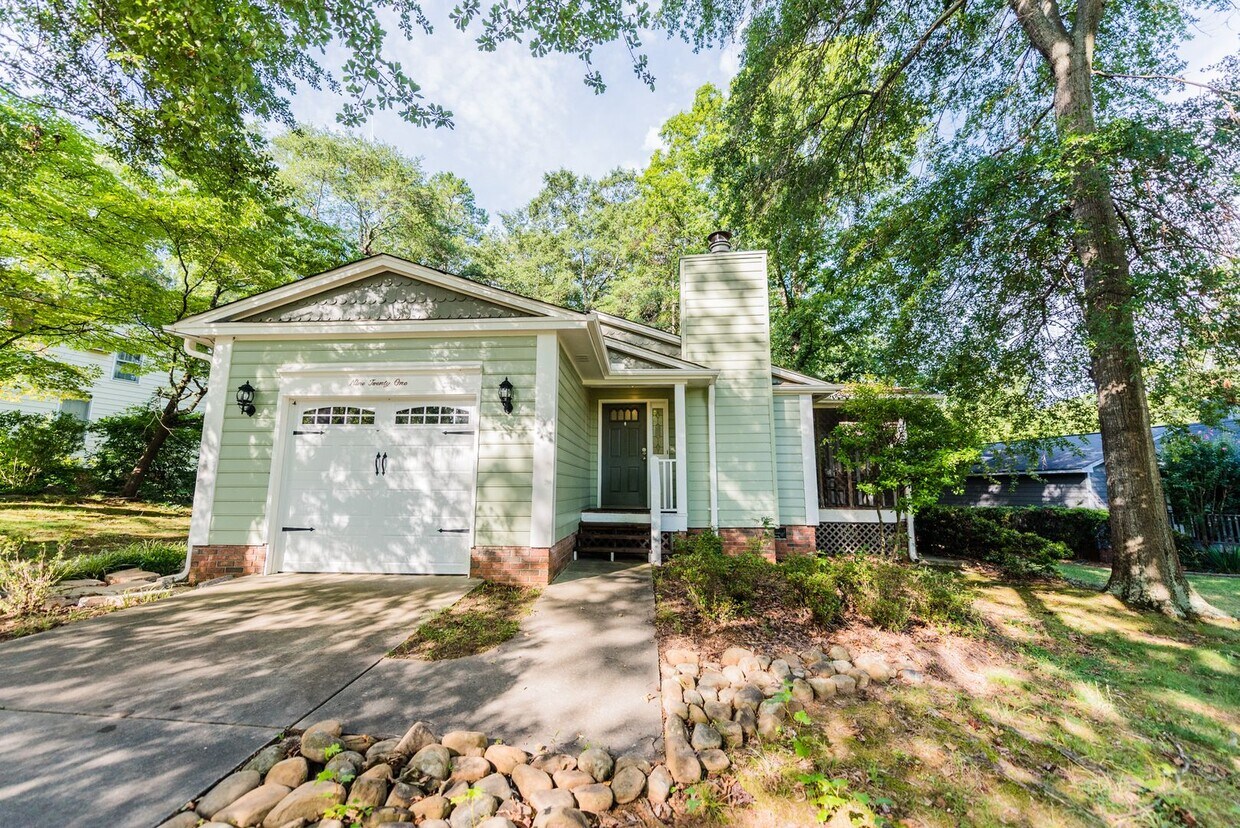 Foto principal - Lovely 3 BR, 2 BA, 1 Car Garage with Scree...