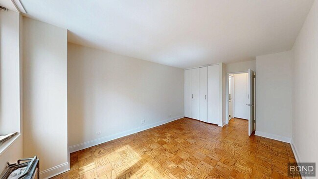 Building Photo - 400 E 71st St