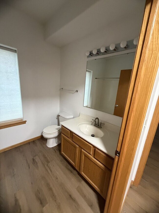 Foto del edificio - New Listing - 2 Bedroom, 1 Bath Condo on Northeast side of Iowa City