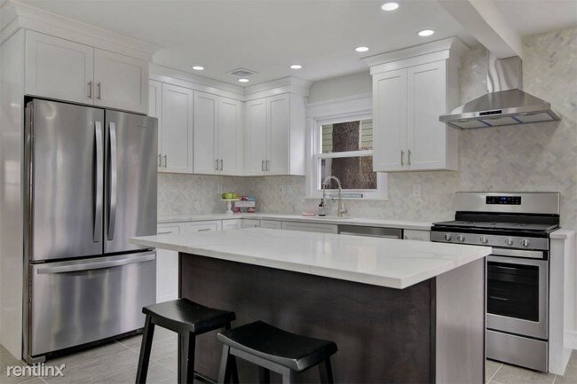 Foto del edificio - 5 br, 3 bath House - 30 Highland Ave