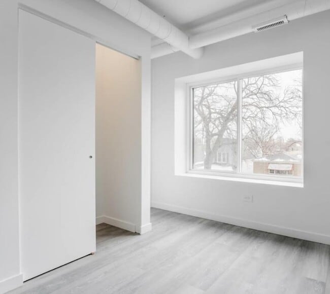 Building Photo - 1712 W Glenlake Ave