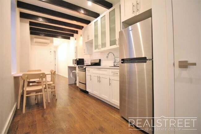 Foto del edificio - 4 Bed 2 Bath Duplex in BedStuy!