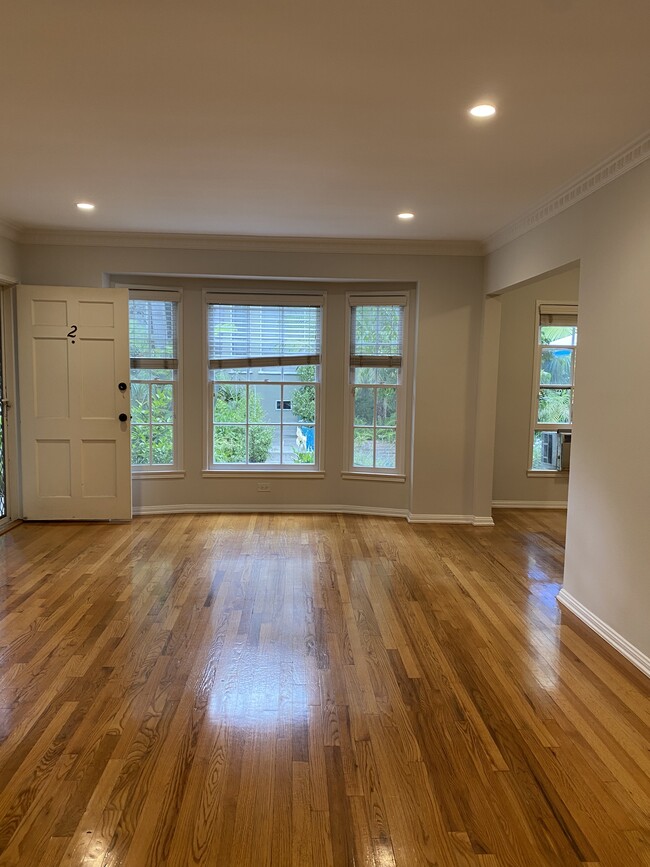 Building Photo - 8565 Holloway Dr