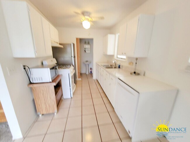 Building Photo - Three bedroom in the heart of Destin!