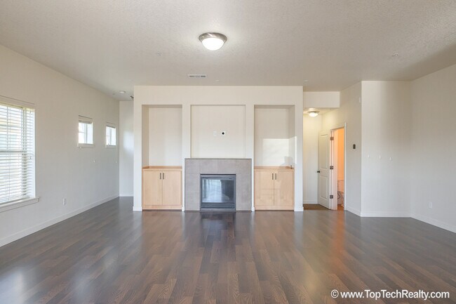 Foto del edificio - Perfect 3br Condo in Arbor Crossing*by Intel*Walk to Max*Free WiFi highspeed Internet* W/S/G Incl...