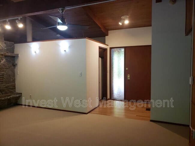 Foto del edificio - 5916 NW Bernie Dr