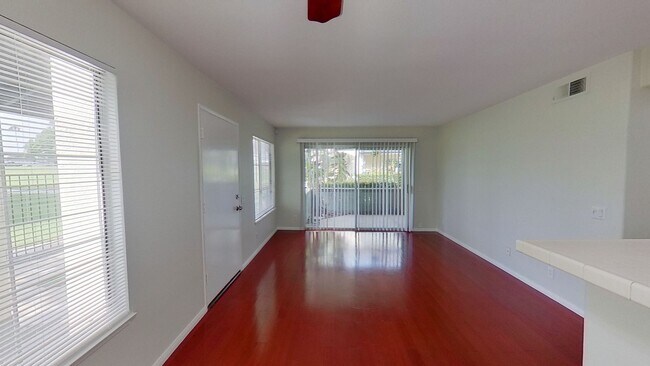 Building Photo - Beautiful 2 Bed 1 Bath Townhome in Hunting...