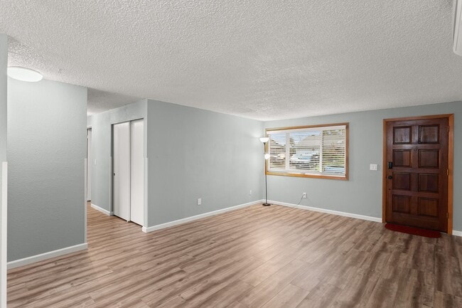 Building Photo - Charming 3 BR/ 1.5 Bath Mt. Pleasant Home.