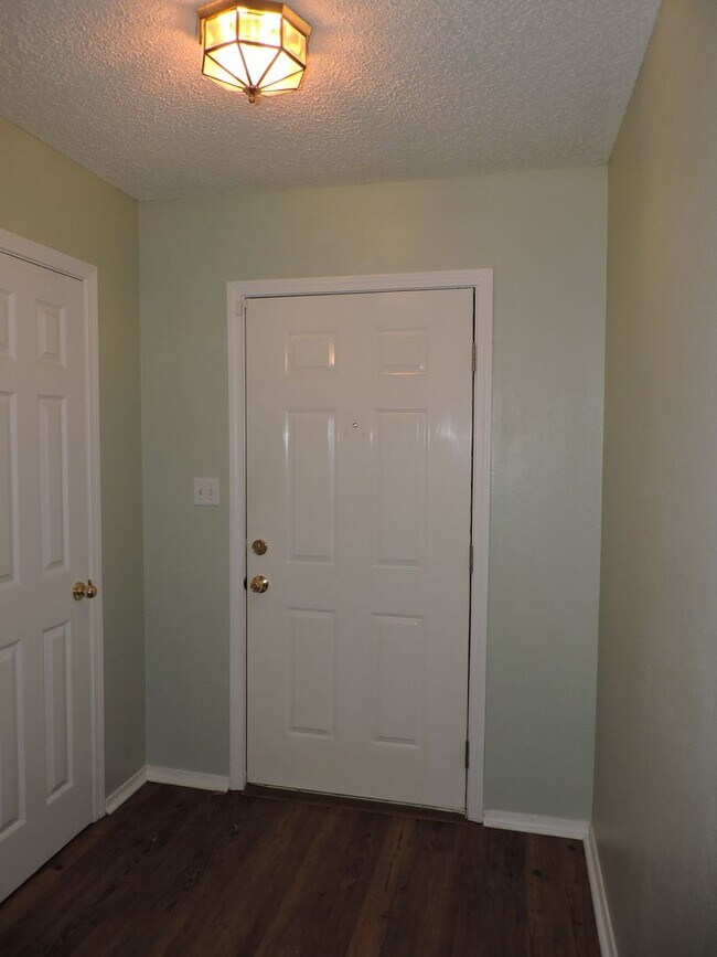 Building Photo - Convenient to interstate, shopping & hospitals!