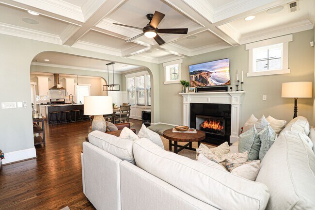Building Photo - (Coming Soon) Immaculate Bungalow in Plaza...
