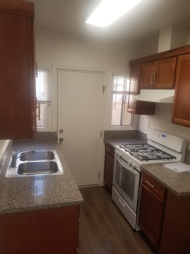 New Stove, Granite Countertops,Updated Cabinets - 831 Mariposa St