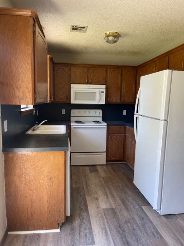 Building Photo - 1305 N Willow Dr