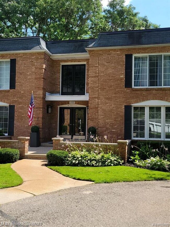 Building Photo - 1750 Tiverton Rd