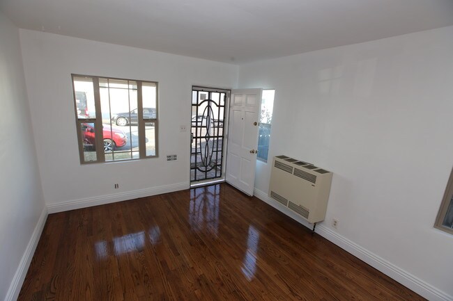 Foto del edificio - 734 W Beach Ave