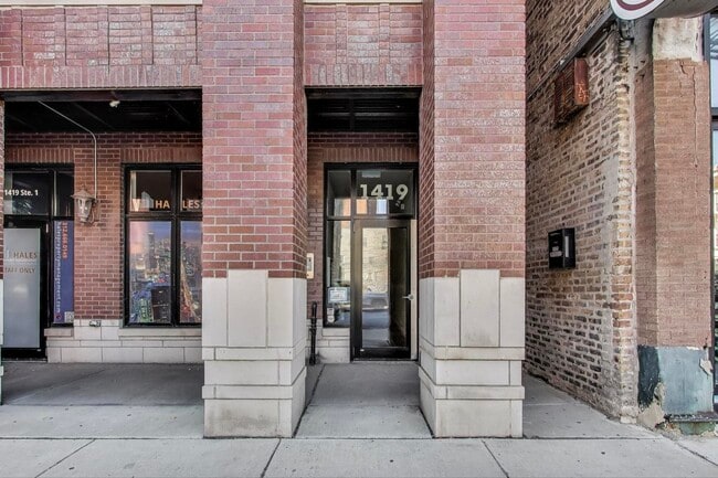 Building Photo - 1419 W Chicago Ave