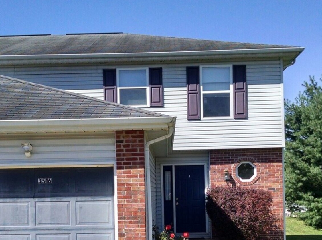 Foto principal - 3 bedroom, 2.5 bath Duplex on Bloomington'...